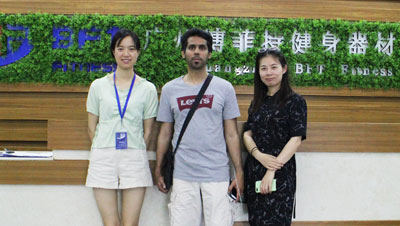 卡塔爾客戶來中國采購荔枝视频APP黄色健身房器材 