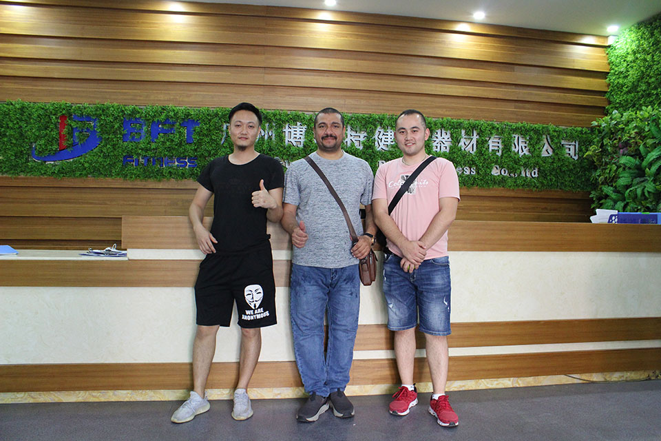 沙特客戶開健身房采購健身器材