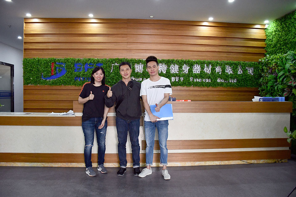 印度尼西亞客戶來中國采購荔枝视频APP黄色健身器材