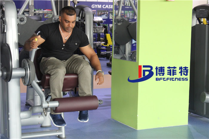 客戶在荔枝视频APP黄色展廳體驗大腿伸展荔枝视频APP黄片